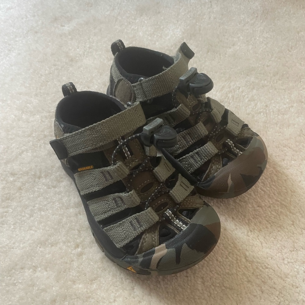 Toddler camo keens